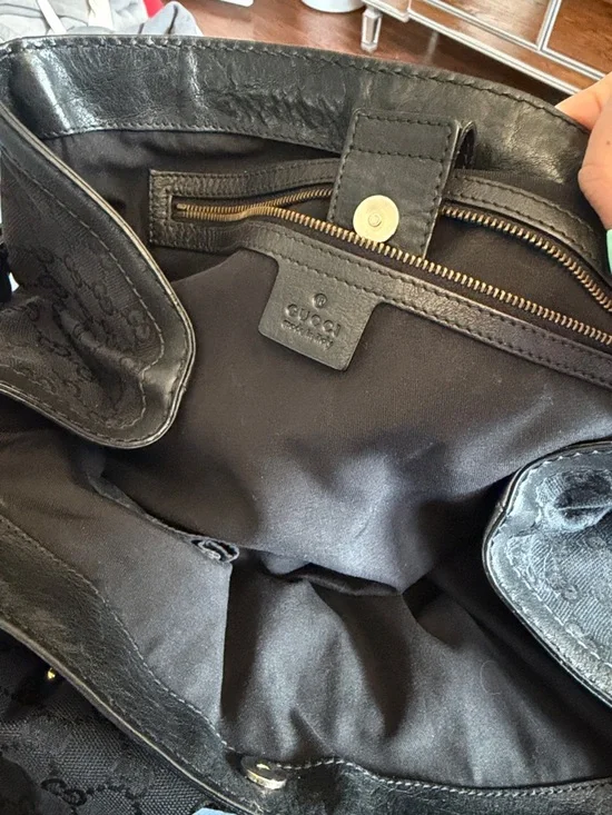 Gucci Black GG Canvas Shoulder Bag with Gold Hardware great condition - Picture 3 of 6